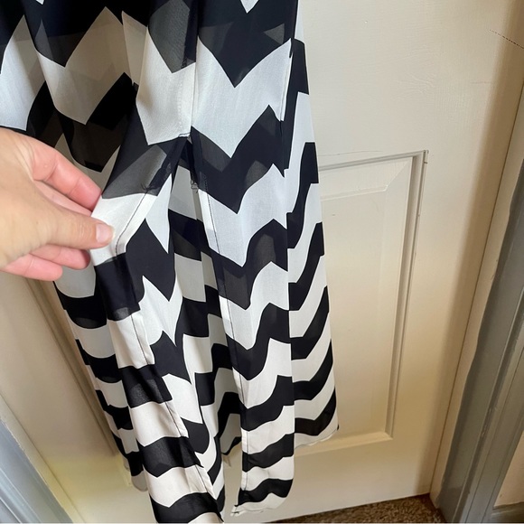 Beautiful women’s chevron stripe maxi dress size SMALL - Picture 4 of 6